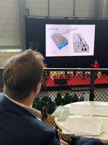 Děkan FAST VUT Karel Šuhajda sleduje prezentaci vítězného týmu | foto: FAST VUT