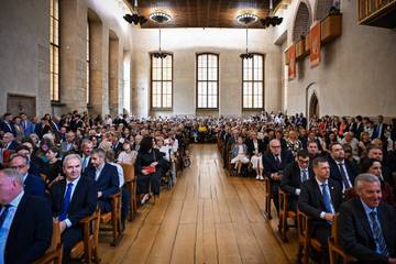 Naplněný sál očekával příchod prezidenta republiky a představitele akademické obce. | Foto: MŠMT