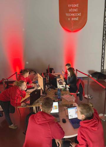 Budoucí vítězové hackathonu v pilné práci | foto: FAST VUT