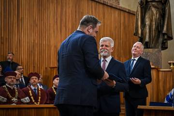 Prezident republiky předává jmenovací dekret Karlu Šuhajdovi, děkanovi FAST VUT. | Foto: MŠMT