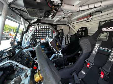 Kabina závodního vozu na Rallye