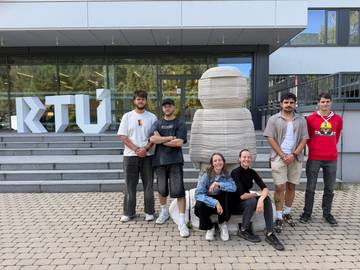 Studenti FAST VUT navštívili i maskota univerzity v Rize jménem Lablab vyrobeného z 3D tištěného betonu. | Foto: archiv Aleny Papežíkové