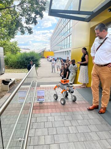 Robotický pes pohlídá bezpečnost na stavbě, prozkoumá i těžko přístupná místa a lehce zdolá překážky. | Foto: FAST VUT