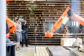 Vojtěch Vaněk z FAST VUT při navádění robotického ramena při přípravě 3D tisku betonu | foto: Dagmar Sukopová, FAST VUT