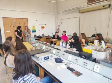 Dr. Plšková, dr. Kyloušková a studenti ve fyzikální laboratoři, Z104