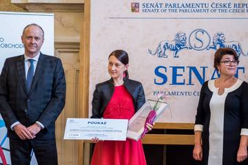 Magdaléna Michalčíková přebírá ocenění od zástupců Ministerstva průmyslu  I  Autor: Archiv Magdalény Michalčíkové