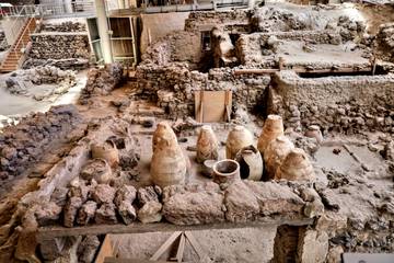 Akrotiri – pozůstatky města pohřbeného před více než 3600 lety během minojské erupce. Zachovalo se podobně výjimečně jako římské Pompeje.
