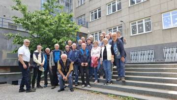 Po padesáti letech se spolužáci vrátili do míst původní Fakulty stavební na Barvičově ulici. Dnes zde stojí Biskupské gymnázium. | Foto: archiv Karla Sehoře
