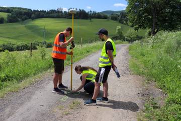 Vytyčení osy pozemní komunikace přístrojem GPS (GNSS-RTK Trimble R4). | Foto: Pavel Šperka