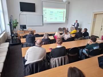 Lavdim Osmanaj z University v Prištině představil  aktuální výzvy a udržitelné přístupy v oblasti vodního hospodářství. | Foto: FAST VUT
