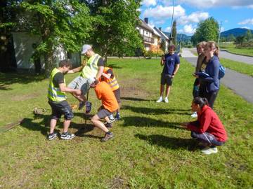 Studenti při provádění geotechnického vrtu. | Foto: Andrej Komora