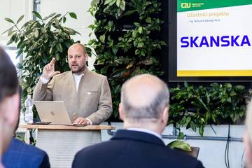 Roman Fojtík prezentuje výsledky projektu TAČR CK04000199 Vývoj dřevo-betonového mostu se vzdálenou kontrolou | foto: Dagmar Sukopová, FAST VUT