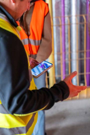 The expert presentation also included a demonstration of the building’s BIM model, accessible via mobile phone. | Photo: Svatopluk Pelčák