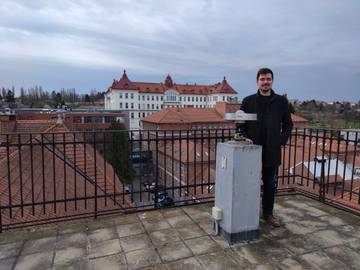 Jakub Nosek s geodetickou GNSS aparaturou