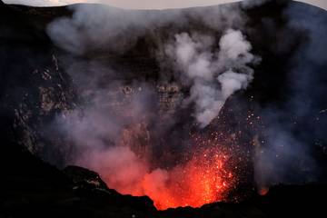 Pohled do kráteru sopky Yasur během počáteční fáze strombolské erupce. Foto: L. Krmíček