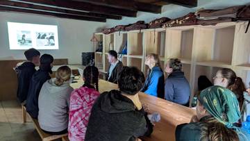 Samotný workshop předcházel teoretický úvod do problematiky hliněné lidové architektury. | Foto: FAST VUT
