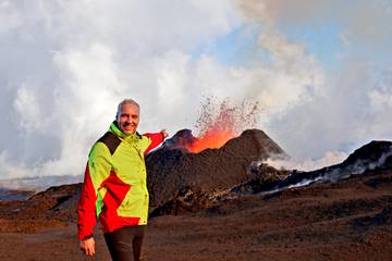 Lukáš Krmíček v blízkosti aktivní erupční zóny sopky Piton de la Fournaise. Foto: Alain Bertil