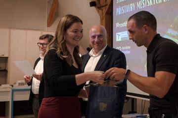 Oceněným studentům předal odměnu Viktor Svojanovský. | Foto: SŠDAM