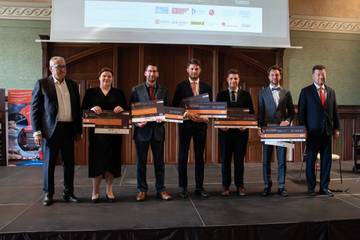Ocenění studenti převzali diplomy od předsedy PSP ČR Tomia Okamury, prezidenta SPS Jiřího Nouzy (vlevo) a zástupců rektorů a děkanů svých škol. | Foto: Česká dopravní stavba