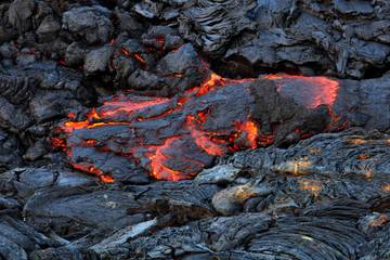 Tuhnoucí láva na pobřežní plošině. Foto: Lukáš Krmíček