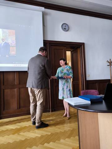 „Musím říct, že se mi chtělo plakat, když mi pan děkan přede všemi takhle poděkoval. Úplně mě dostal," přiznává profesorka Korytárová. | Foto: Radka Juránková