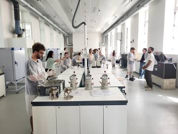 Studenti měli k dispozici špičkové laboratorní zázemí francouzských univerzit. | Foto: Libor Topolář