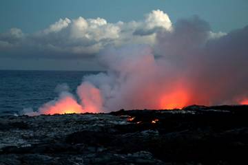 Láva vtékající do Indického oceánu vytváří novou pobřežní plošinu a rozšiřuje území ostrova Réunion. Foto: Lukáš Krmíček