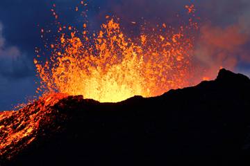 Noční erupce sopky Piton de la Fournaise. Foto: Lukáš Krmíček