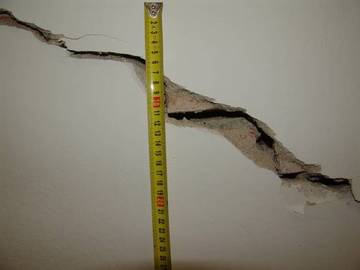 trhlina dělící chodbové příčky o šířce až 10 mm