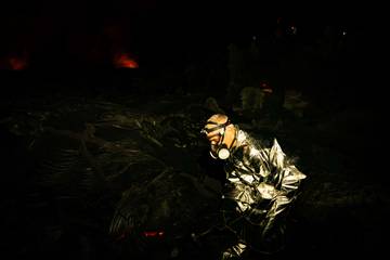 Lukáš Krmíček při nočním odběru lávy na nově vytvořené pobřežní plošině. Foto: Vincent Cheville