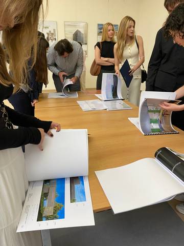 Přítomní měli možnost nahlédnout i do tištěných verzí studentských projektů. | Foto: FAST VUT