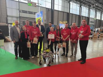 Členové vítězného týmu FAST VUT s děkanem Karlem Šuhajdou | foto: FAST VUT