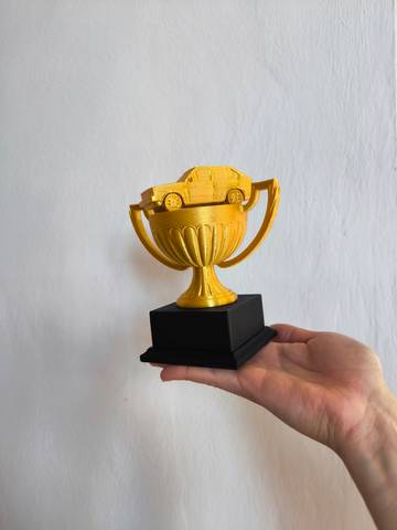 Vítěz si odnesl originální pohár z 3D tisku, který pomáhal vyrobit student Pavel Koryťák. | Foto: FAST VUT