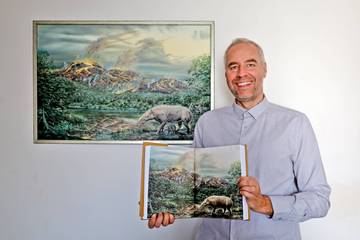 Lukáš Krmíček před obrazovou rekonstrukcí dávné sopečné krajiny Českého středohoří a s její výslednou podobou v monografii. Foto: Simona Krmíčková