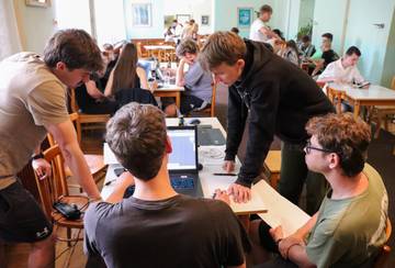 Studenti při zpracování naměřených dat. | Foto: Andrej Komora