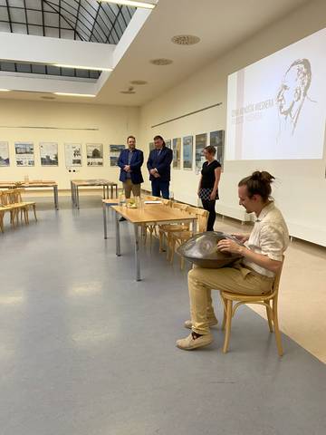 Na handpan během vyhlášení soutěže zahrál Josef Kolařík, který se podílel i na organizaci soutěže. | Foto: FAST VUT