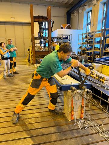 Docent Koláček z BZK provádí experiment na modelu předpjatého pásu. Přihlíží Radim Nečas a Kristína Bezručová s druhým potomkem v náručí. | Foto: archiv FAST VUT