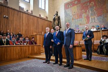 Karel Dvořák s prezidentem a ministrem školství, mládeže a tělovýchovy Robertem Plagou. | Foto: MŠMT