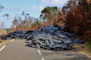 Ztuhlá láva na hlavní pobřežní komunikaci RN2, která byla během erupce přerušena. Foto: Lukáš Krmíček