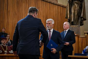 Předávání doprovázela gratulace od prezidenta. | Foto: MŠMT