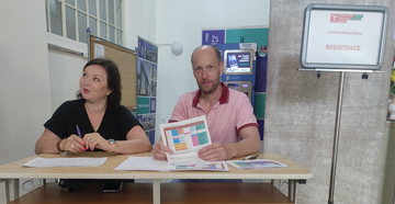 Vyučující Iveta Plšková a Michal Matysík z Ústavu fyziky FAST VUT při registraci účastníků Letní technické školy | foto: Ústav fyziky FAST VUT