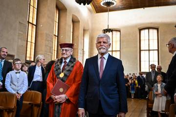 Prezident republiky vstupuje společně s rektorem Univerzity Karlovy Jiřím Zimou. | Foto: MŠMT