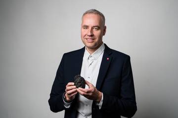 L. Krmíček s lávou, kterou odebral při erupci nejnovější islandské sopky Meradalir.
