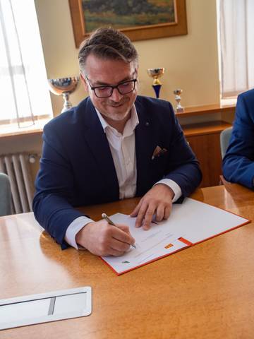 Starosta městské části Brno-Líšeň podpisuje memorandum