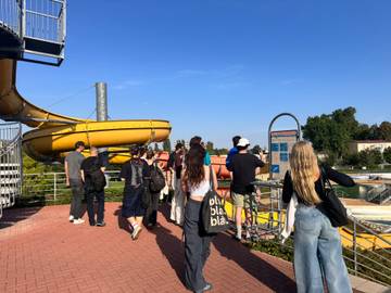 Každému návrhu předchází důkladný průzkum terénu. Studenti mapují současnou podobu areálu Aquaparku GALA. | Foto: Ilona Dočkalová