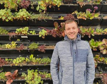Jan Vystrčil před experimentální zelenou stěnou, na níž se po vegetačním klidu probouzejí rostliny. | Foto: FAST VUT 