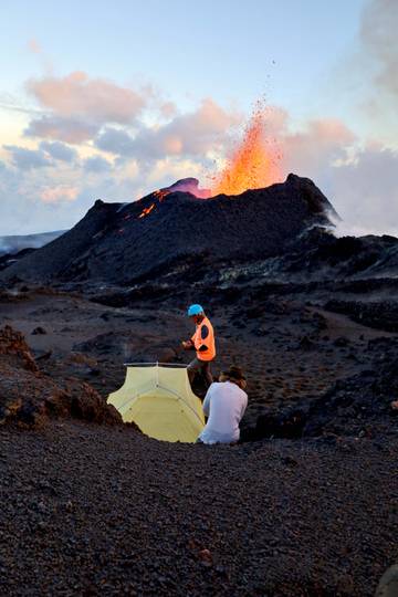 Budování provizorního tábora v blízkosti aktivní erupční zóny sopky Piton de la Fournaise. Foto: Lukáš Krmíček