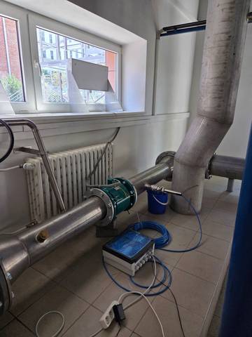 Voda je do modelu přiváděna čerpadly z podzemních nádrží, protéká celou konstrukcí a následně se vrací zpět. | Foto: FAST VUT