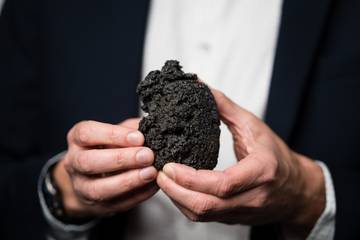 Detail zchlazené lávy odebrané v tekutém stavu při erupci nejnovější islandské sopky Meradalir.