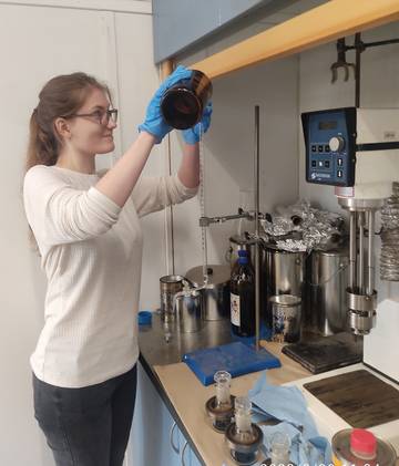 Práce v silniční laboratoři Ústavu pozemních komunikací